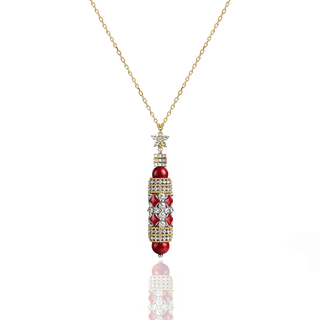 سلسال أحمر إمبريال مصنوع من فضة 925 مطلية بذهب عيار 18، بتصميم طولي أنيق وتفصيلة مرصّعة مستوحاة من الزخارف العربية الكلاسيكية، مع سلسلة قابلة للتعديل.

Imperial red stone necklace crafted in 925 sterling silver, plated with 18K gold, featuring an elegant vertical design inspired by classic Arabesque patterns and an adjustable chain.