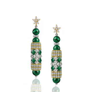 حلق أخضر إمبريال طويل مصنوع من فضة 925 مطلية بذهب عيار 18، بتصميم فاخر مرصّع مستوحى من الزخارف العربية الكلاسيكية، مع أحجار خضراء عميقة.

Imperial green drop earrings crafted in 925 sterling silver, plated with 18K gold, featuring a luxurious diamond-set design inspired by classic Arabesque patterns and rich green stones.