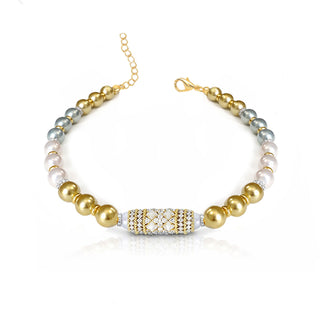 
Imperial Pearl Ombré choker مصنوع من فضة 925 مطلية بذهب عيار 18، بتدرّج لؤلؤي أنيق وتفصيلة مرصّعة مستوحاة من الزخارف العربية الكلاسيكية.
Imperial Pearl Ombré choker crafted in 925 sterling silver, plated with 18K gold, featuring an elegant pearl gradient and a center detail inspired by classic Arabesque patterns.
